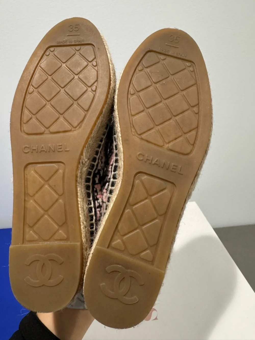 $780 Chanel
Chanel Black/Pink Tweed And Leather CC Cap
Toe Flats size 35 - Picture 10 of 11